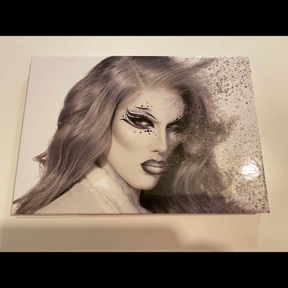 Jeffrey Star CREMATED Palette - Picture 2 of 5